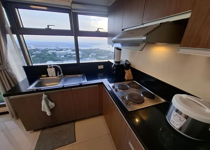 Apartamento Upscale 2br -93sqm -pet -free Parking -picc,moa,wtc,ccp,airport Manila