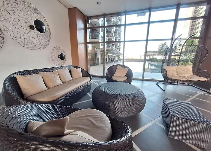 Apartamento Upscale 2br -93sqm -pet -free Parking -picc,moa,wtc,ccp,airport Manila